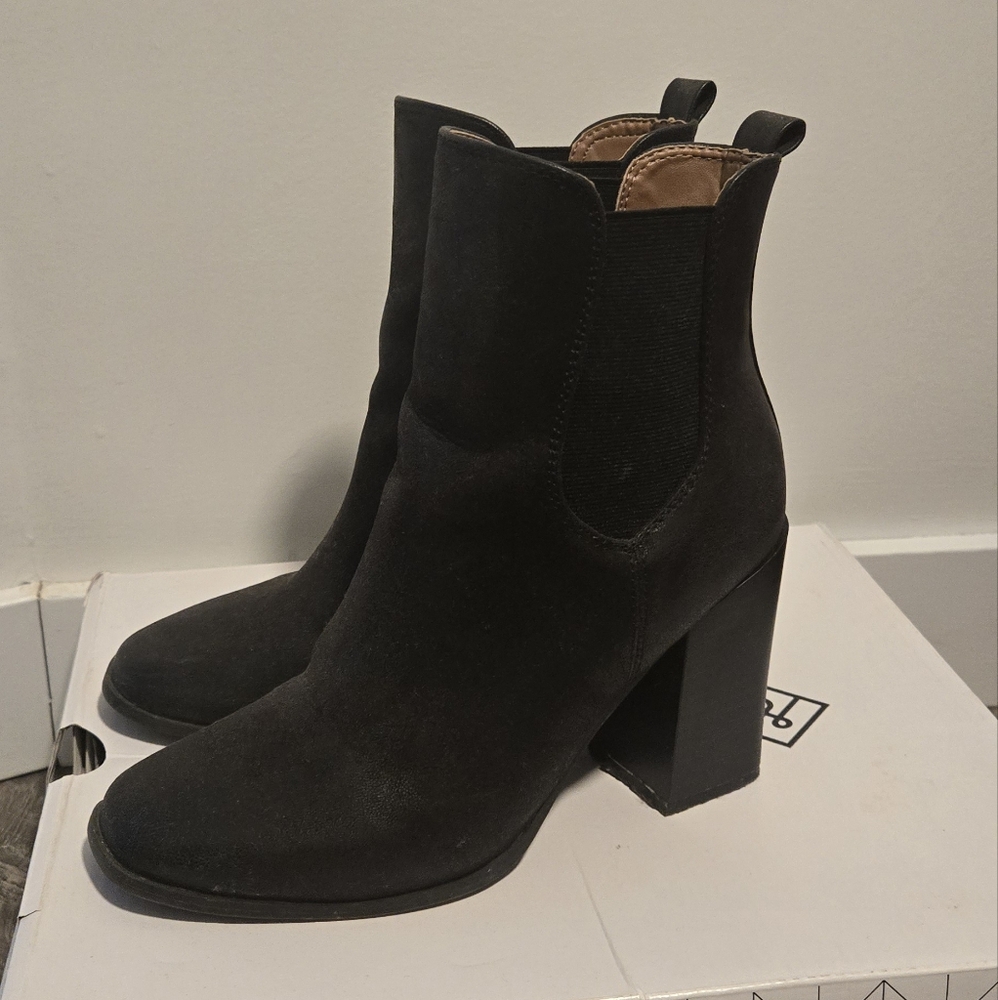 Call it Spring Chelseaa heeled boots